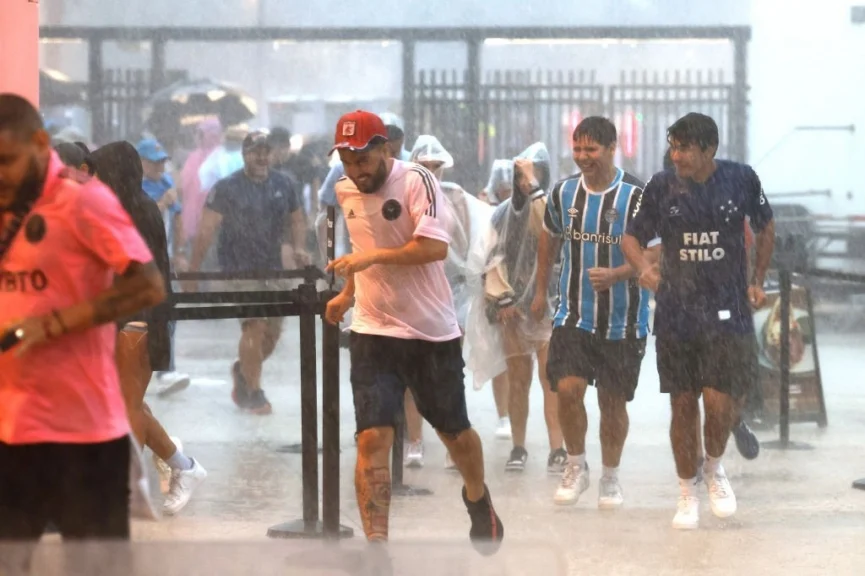 Messi tạo hiệu ứng mạnh hàng trăm ngìn khán giả đến sân mặc dù mưa rất lớn 