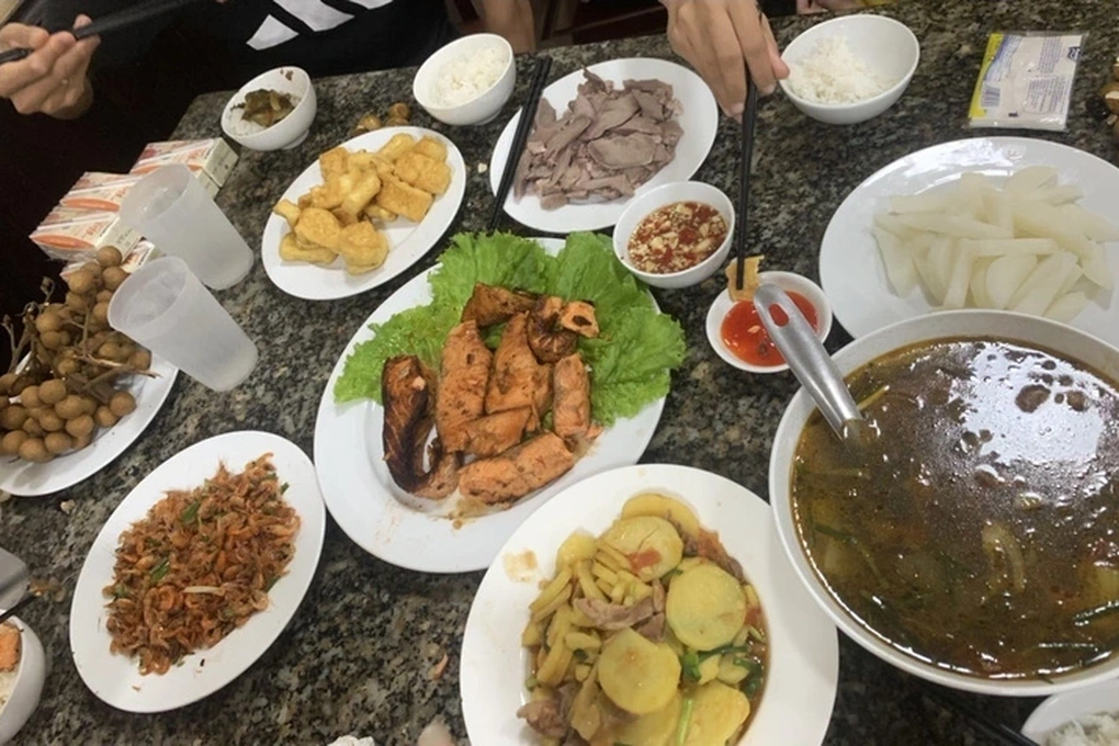 Bữa ăn thiếu chất của đội tuyển bóng bàn trẻ Việt Nam gây xôn xao dư luận suốt một tuần qua (Ảnh: Tienphong).