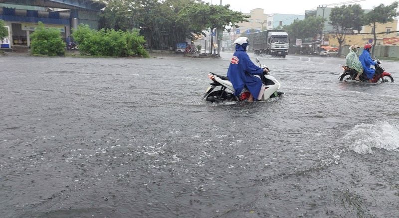 Đà Nẵng: Mưa lớn ngập sâu cả đường bê tông và nhà dân