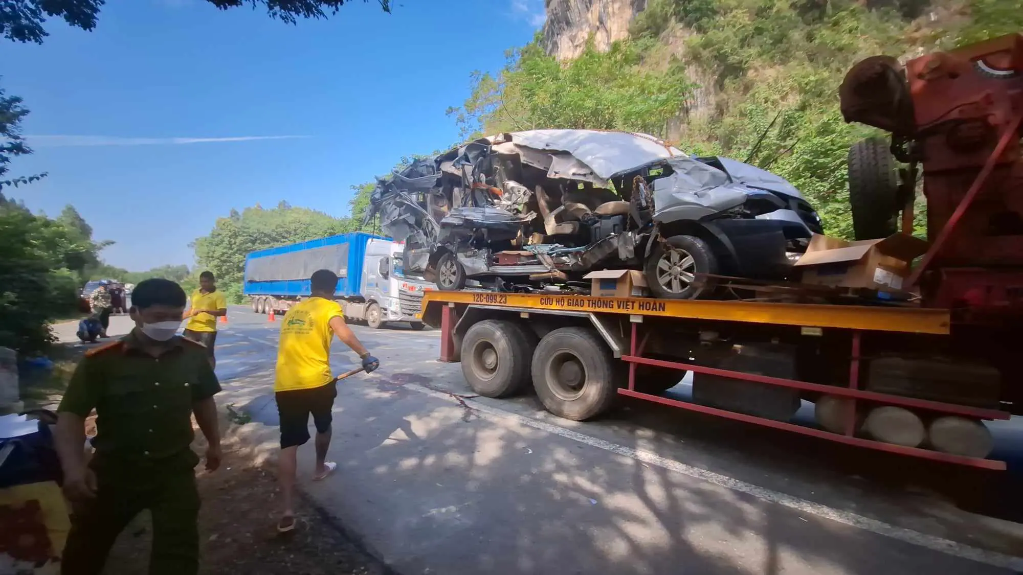 Lạng Sơn: Xe khách 16 chỗ gây tai nạn