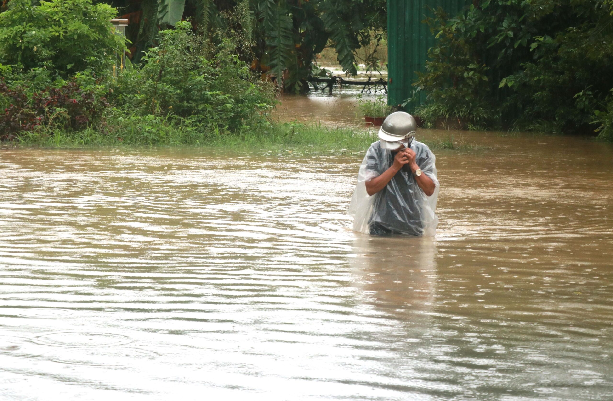 Quảng Trị: Tìm kiếm cặp vợ chồng mất tích trong bão lũ