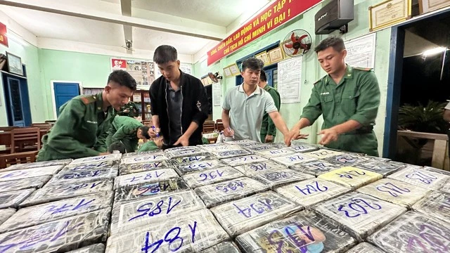 Quảng Ngãi: Phát hiện 287 kg ma túy ở bờ biển