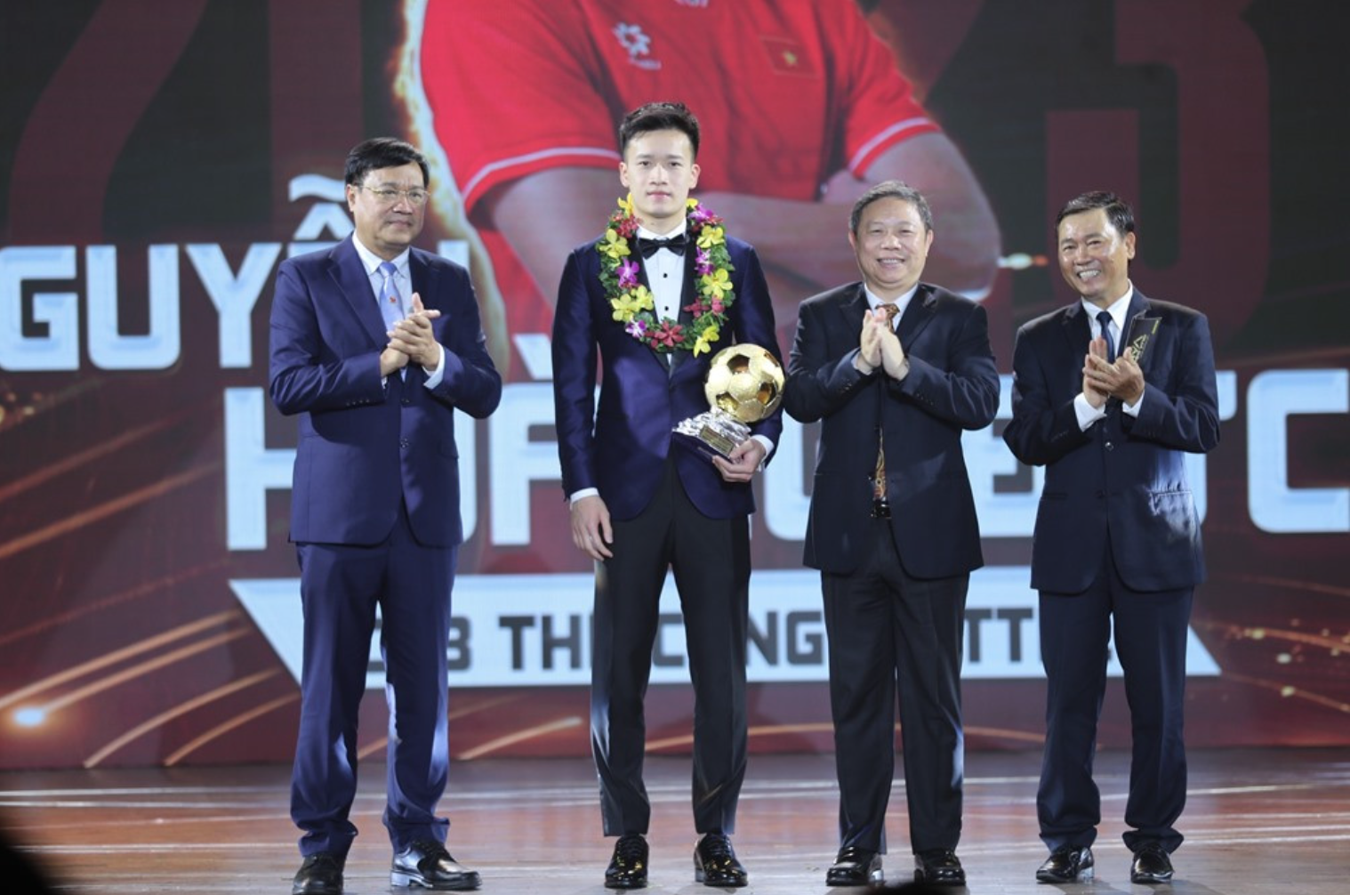 Tiền vệ Nguyễn Hoàng Đức ít cười khi lên bục nhận giải Quả Bóng Vàng Việt Nam 2023