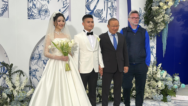 Bức ảnh này đã lan truyền với thông điệp cho rằng HLV Troussier cùng HLV Park Hang-seo đã đến tham dự đám cưới của Quang Hải. Tuy nhiên, điều này không phản ánh đúng sự thật. Thực tế, đây là một bức ảnh đã bị chỉnh sửa và cắt ghép. Trong sự kiện thực tế, chỉ có HLV Park Hang-seo đến dự đám cưới của Quang Hải, còn HLV Troussier lại không có mặt.