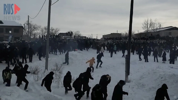 Người biểu tình và cảnh sát chống bạo động đụng độ gần tòa án ở thị trấn Baymak, Cộng hòa Bashkortostan thuộc Nga vào hôm 17-1 - Ảnh: REUTERS
