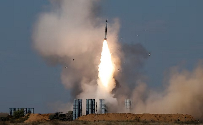 Hệ thống phòng không S-300 của Nga phóng tên lửa. Ảnh: Reuters